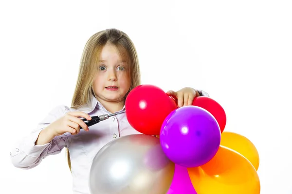 有趣的小女孩，炸毁多彩气球 — 图库照片
