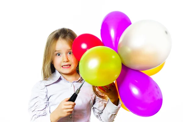 Divertente bambina che fa saltare in aria palloncini colorati — Foto Stock