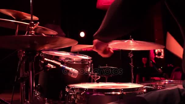 El baterista tocando en el concierto. Vista en cámara lenta . — Vídeos de Stock