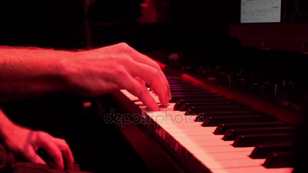 Pianista tocando el piano eléctrico. Vista en cámara lenta . — Vídeo de stock