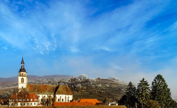 Eglise et arbres gelés dans un petit village français — Photo