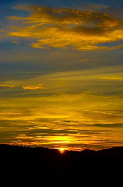 Coucher de soleil coloré dans les montagnes alsacien près du Mont Sainte-Odile — Photo