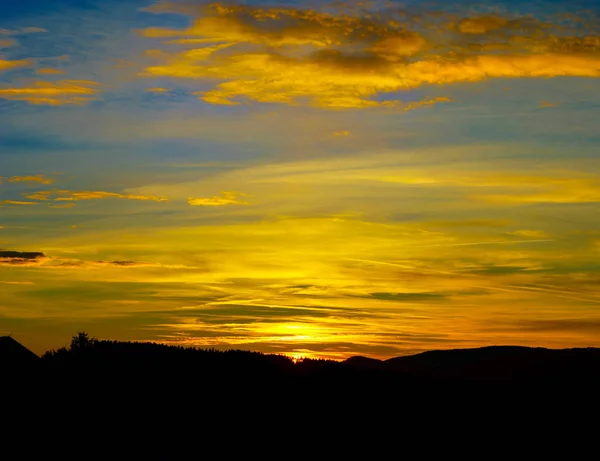 Colorido atardecer en las montañas alsacien cerca de Mont Sainte-Odile — Foto de Stock