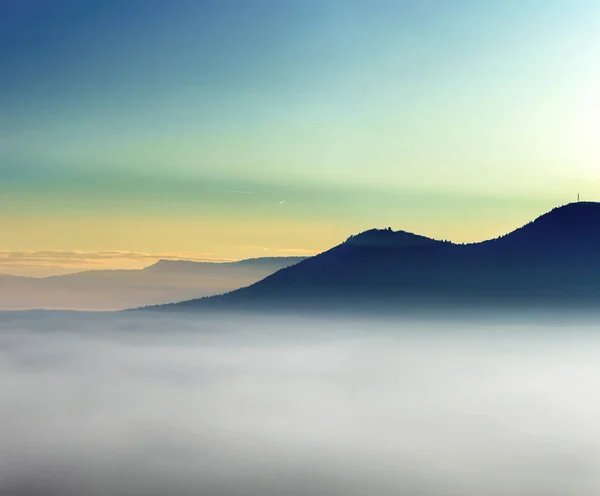 Majestätiska dimma ocean i bergen på sunset — Stockfoto