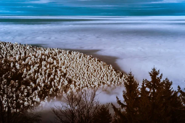 Fantastische Infrarot-Luftaufnahme der Berglandschaft mit Meer von — Stockfoto