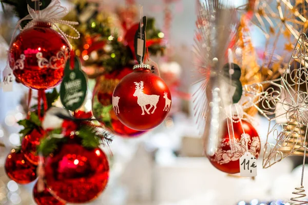 Traditionele kerstmarkt met handgemaakte souvenirs — Stockfoto