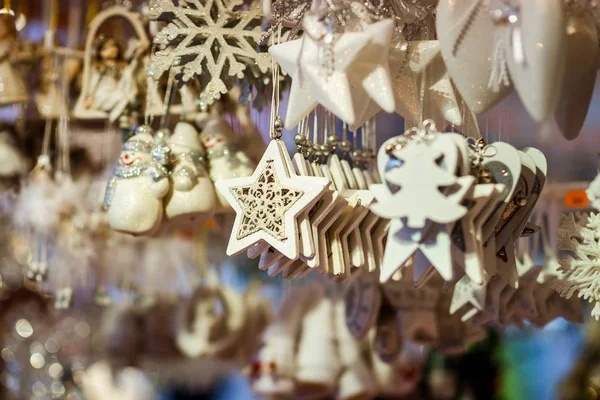 Marché de Noël traditionnel avec souvenirs faits à la main — Photo