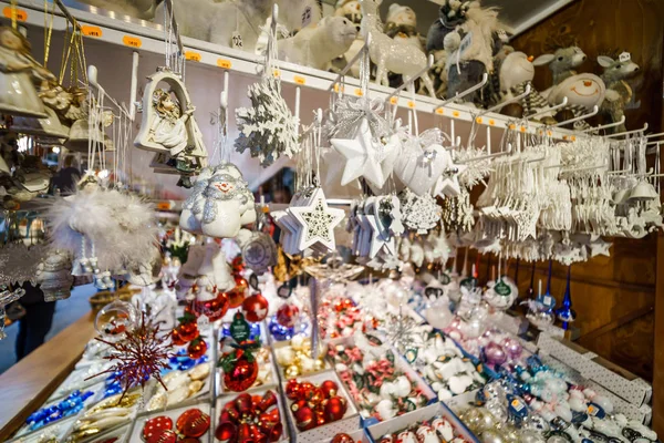 Традиционный рождественский рынок с сувенирами ручной работы — стоковое фото