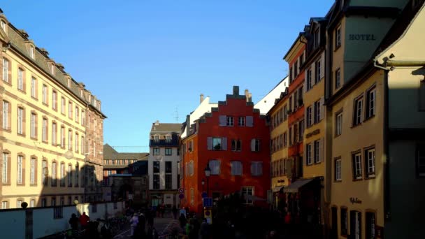 Editorial: 10. Dezember 2016: Straßburg, Frankreich Menschenaktivität in der Altstadt vor Weihnachten. — Stockvideo