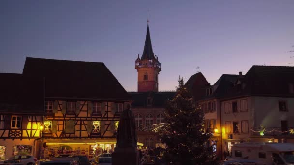 Redactioneel: 10e December 2016: Obernai, Frankrijk. Kerstdecoratie op de avond straat. — Stockvideo