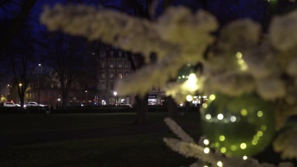 새 해의 앞 거리에 크리스마스 장식 — 비디오