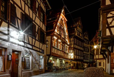 Redaksiyon: 19 Kasım 2016: Strazburg, Fransa. Gece sokak 