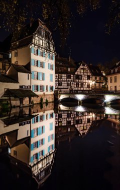 Eski Merkezi Strasbourg gece sokak görünümü