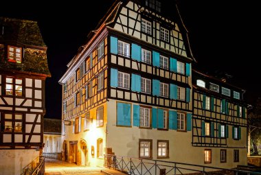 Eski Merkezi Strasbourg gece sokak görünümü