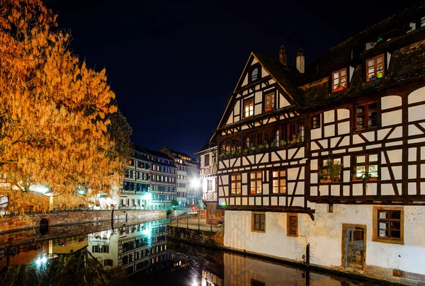 Antiguo centro de Estrasburgo vista a la calle noche — Foto de Stock