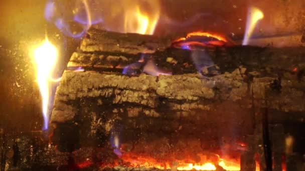 暖炉クローズ アップ ビュー、家の快適さで炎のような木。スローモーション. — ストック動画