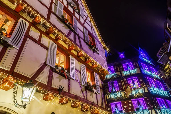 Maravillosa Navidad destacando en Colmar, Alsacia, Francia. Stre. — Foto de Stock