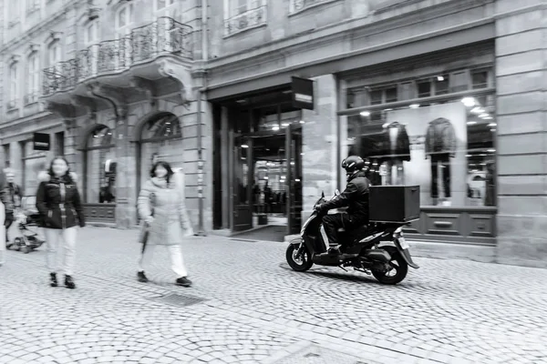 Pizza levering op de straat van Straatsburg — Stockfoto