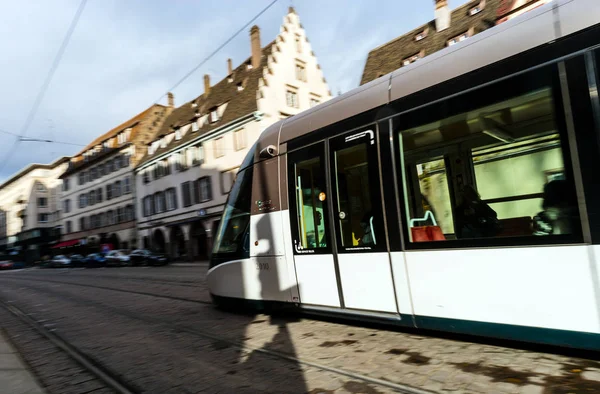 Tramwaj na ulicy Strasbourg, Francja — Zdjęcie stockowe