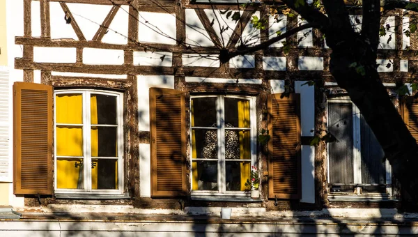 Janelas clássicas em casa emoldurada em madeira, Alsácia — Fotografia de Stock