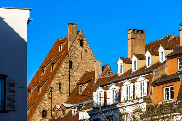 Belle forme de toits anciens, Strasbourg, journée ensoleillée d'hiver — Photo