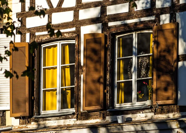 Klasszikus windows faszerkezetű házban, Alsace — Stock Fotó