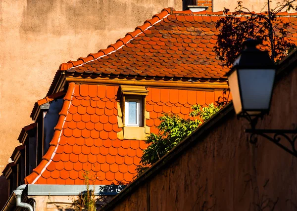 Bella forma di vecchi tetti, Strasburgo, soleggiata giornata invernale — Foto Stock