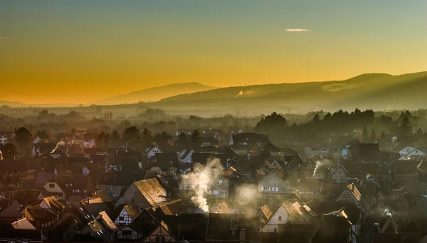 Vista aérea a Obernai y siluetas de montes en el horizonte — Foto de Stock