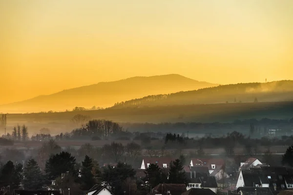 Luchtfoto Obernai en silhouetten van Bory op horizon — Stockfoto