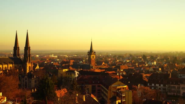 Majestätiska gul solnedgång över staden Obernai, Alsace, Frankrike — Stockvideo