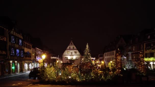Küçük Fransız kasaba sokakta Noel dekorasyonu — Stok video