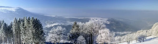 Montanhas aéreas de inverno vista panorâmica. Pitoresca e deslumbrante — Fotografia de Stock