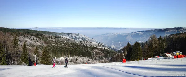 Stok narciarski w górach Alzacja, słoneczna pogoda — Zdjęcie stockowe