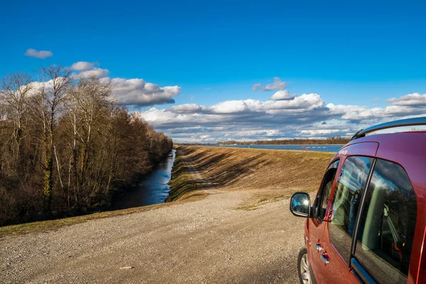 Vista panoramica sulla strada lungo il fiume — Foto Stock