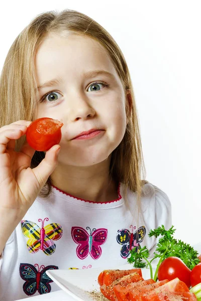 Gadis kecil yang lucu dengan sepiring sayuran segar — Stok Foto