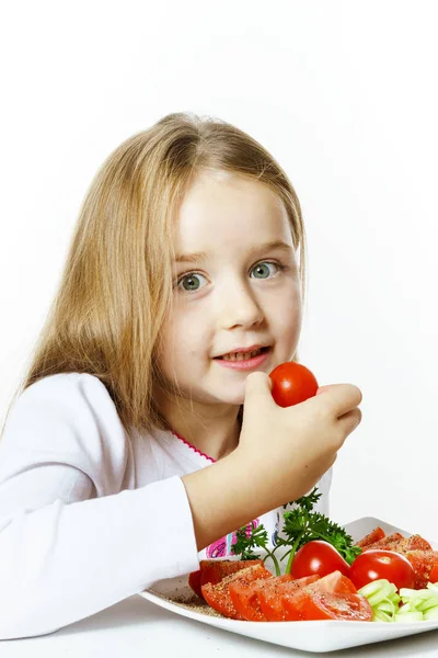 Schattig klein meisje met plaat van verse groenten — Stockfoto