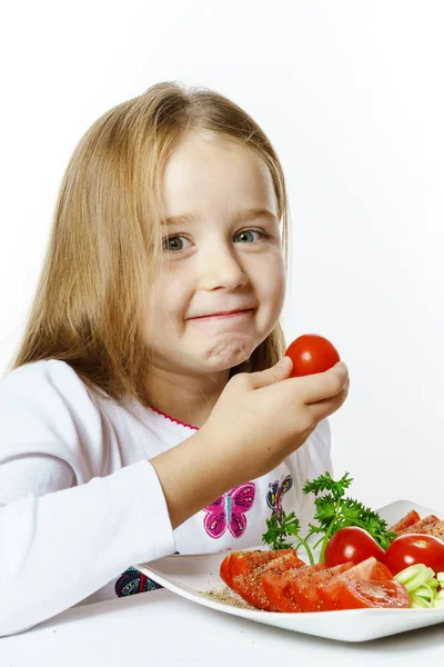 Schattig klein meisje met plaat van verse groenten — Stockfoto