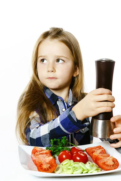 Söt liten flicka med sallad och peppar box — Stockfoto