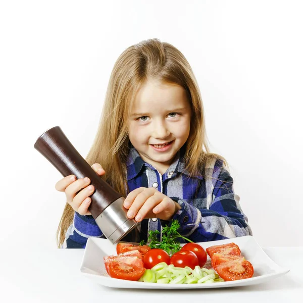Söt liten flicka med sallad och peppar box — Stockfoto