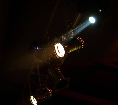 Tiyatro sahnesinde üzerinde spot