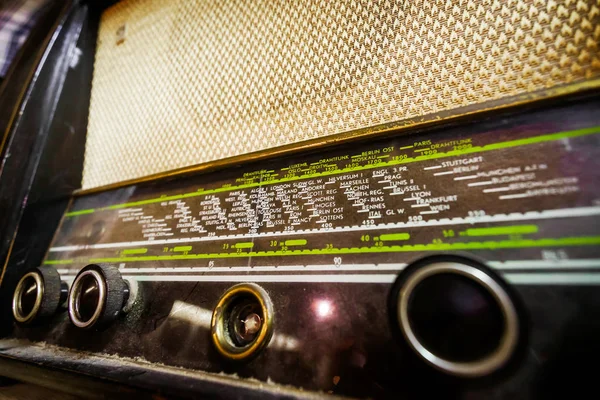 Ancienne radio vintage avec poignées de réglage — Photo