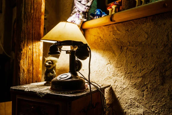 Téléphone vintage et lampe ancienne dans un style rétro — Photo