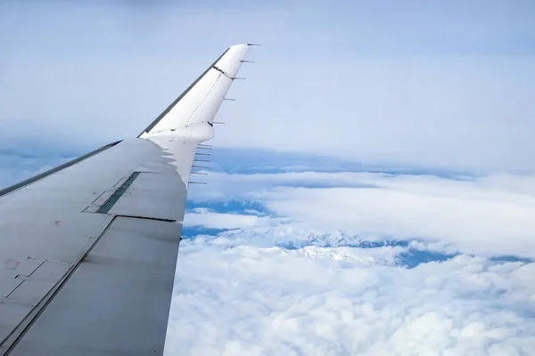 Flügel des Flugzeugs auf blauem Himmel Hintergrund — Stockfoto