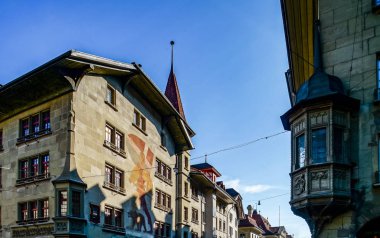 İsviçre sokak görünümü klasik şehir mimarisi