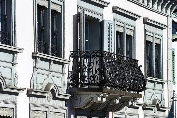 Klassiska staden arkitekturen av Schweiz street view — Stockfoto