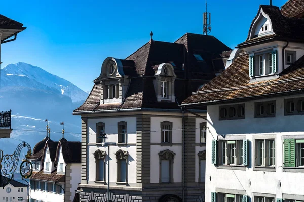 Arquitectura clásica de la ciudad de Suiza vista de calle — Foto de Stock