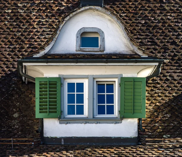 Arquitetura clássica da cidade da Suíça vista de rua — Fotografia de Stock