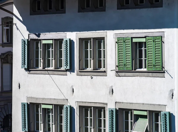 Arquitetura clássica da cidade da Suíça vista de rua — Fotografia de Stock
