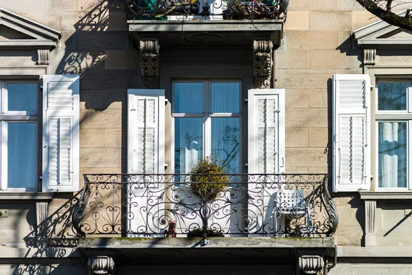 Arquitectura clásica de la ciudad de Suiza vista de calle — Foto de Stock