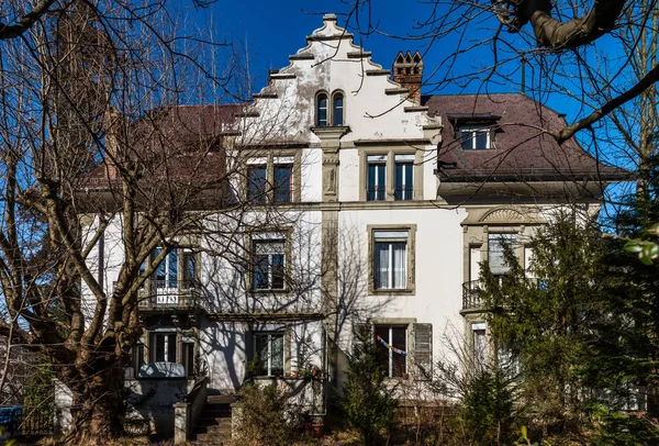 Arquitectura clásica de la ciudad de Suiza vista de calle — Foto de Stock